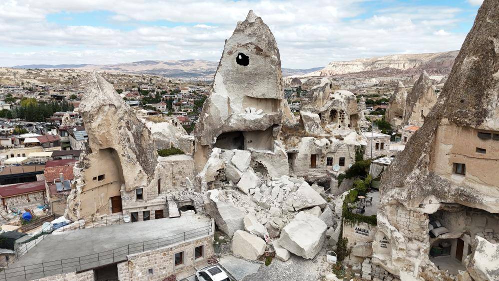 Kapadokya'da milyonlarca yıllık peribacası yıkıldı 7